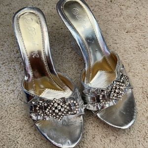 Hinsheng(?) Silver heels. Guessing size 3.